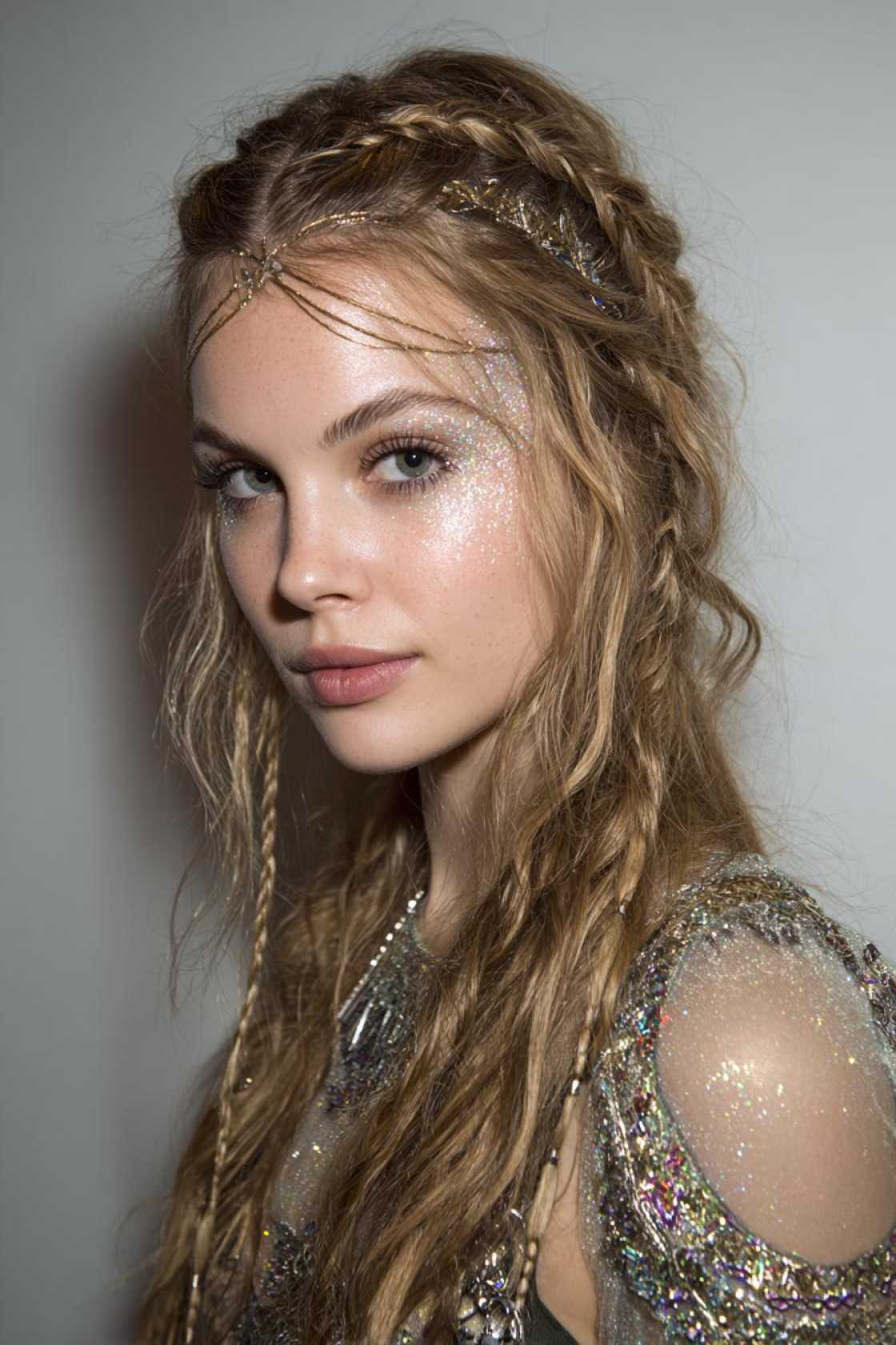 Command the Crowd: 11+ Epic Festival Hairstyles Engineered to Survive & Slay.