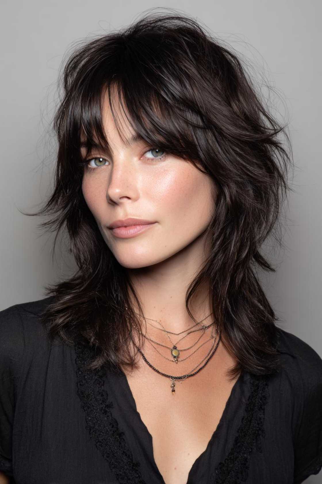 In-Between Chic: 12+ Medium-Length Hairstyles That Are Anything but Boring